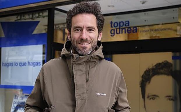 Borja Sémper, ayer frente a la sede electoral del PP en Donostia, en la calle Andia.