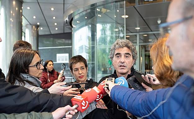 El delegado del sindicato ESK, Patxi Nicolau, junto a Marta Macho, la anestesista que denuncio las irregularidades en el OPE de Osakidetza