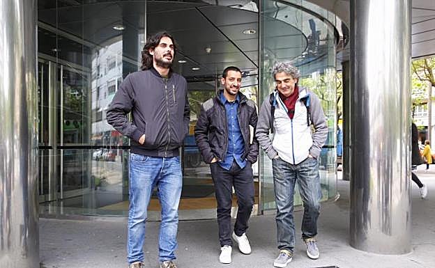 Los anestesistas Manoel Martínez y Roberto Sánchez, junto al Patxi Nicolau de ESK.
