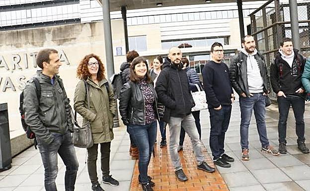 Miembros de los sindicatos de Educación antes de entrar en la reunión.