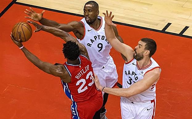 Ibaka y Marc Gasol durante un partido contra los Philadelphia 76ers. 
