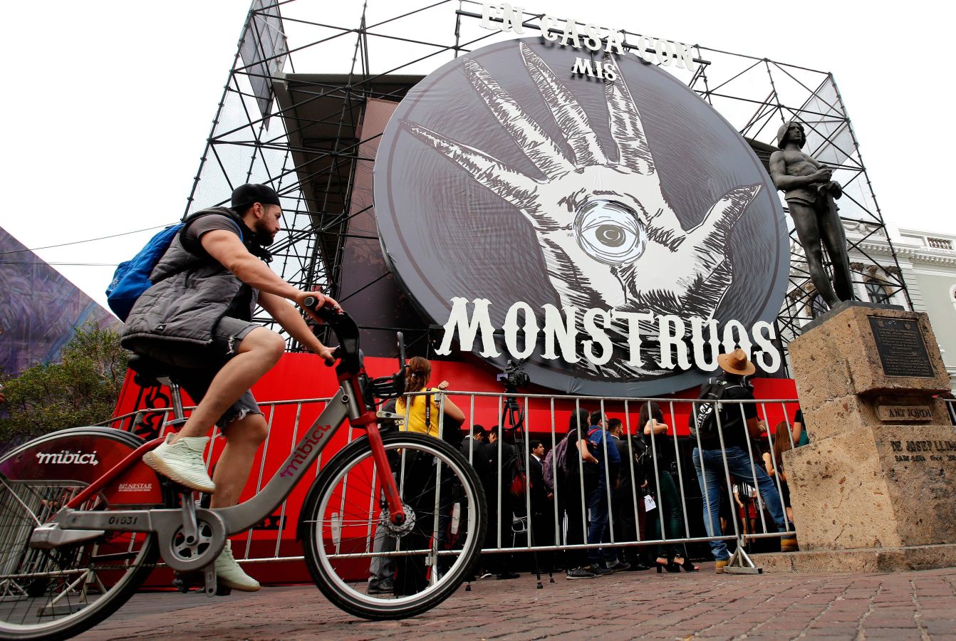 La exposición 'Guillermo del Toro. En casa con mis monstruos' reúne una colección de artículos personales que el directos ha usado en sus películas. México