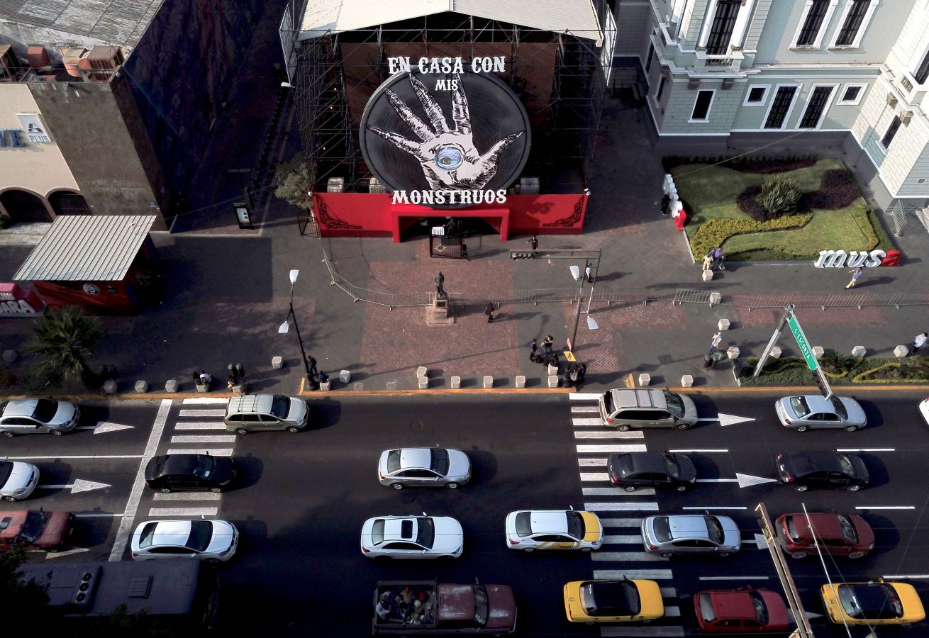 La exposición 'Guillermo del Toro. En casa con mis monstruos' reúne una colección de artículos personales que el directos ha usado en sus películas. México