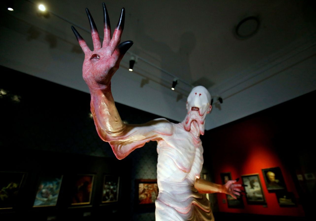 La exposición 'Guillermo del Toro. En casa con mis monstruos' reúne una colección de artículos personales que el directos ha usado en sus películas. México