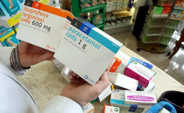 Un farmacéutico muestra dos cajas, la primera de Ibuprofeno 600mg y el segundo 1g. 