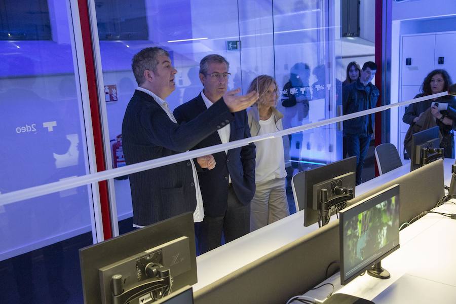 Las nuevas instalaciones de 2deo, en la primera planta de Tabakalera, han abierto sus puertas como una «nueva herramienta para impulsar la creación de productos de masa de éxito y en euskera», ha explicado Markel Olano, diputado general de Gipuzkoa, en el acto de inauguración de este laboratorio de audiovisuales.
