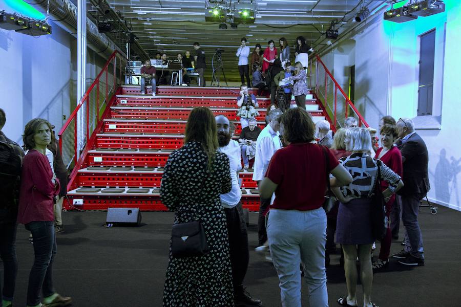 Las nuevas instalaciones de 2deo, en la primera planta de Tabakalera, han abierto sus puertas como una «nueva herramienta para impulsar la creación de productos de masa de éxito y en euskera», ha explicado Markel Olano, diputado general de Gipuzkoa, en el acto de inauguración de este laboratorio de audiovisuales.