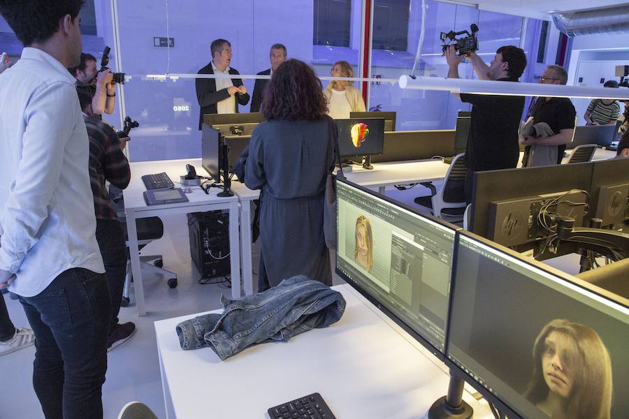 Las nuevas instalaciones de 2deo, en la primera planta de Tabakalera, han abierto sus puertas como una «nueva herramienta para impulsar la creación de productos de masa de éxito y en euskera», ha explicado Markel Olano, diputado general de Gipuzkoa, en el acto de inauguración de este laboratorio de audiovisuales.