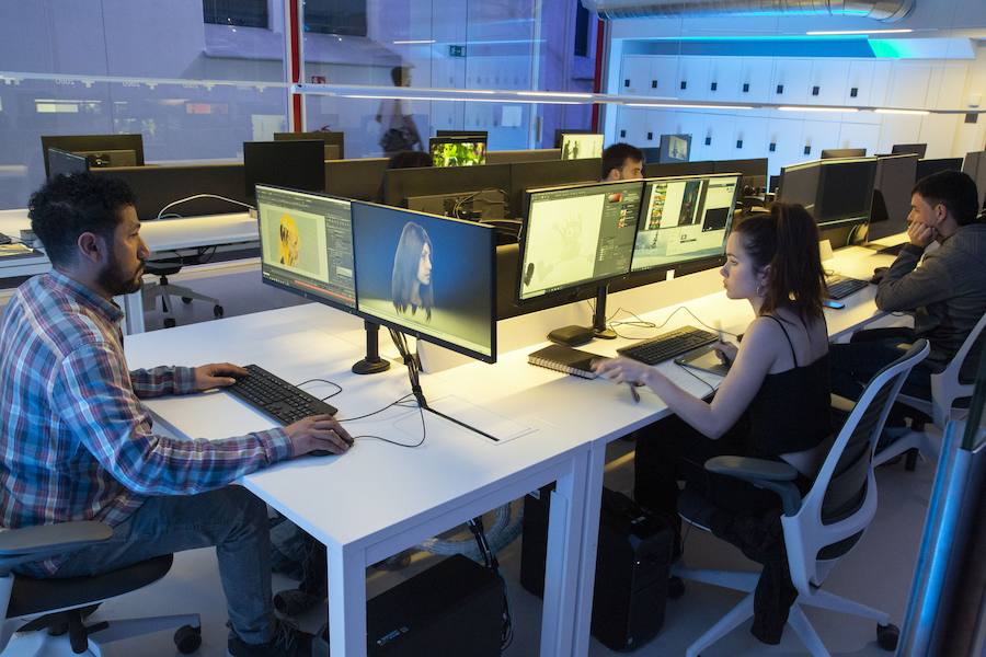 Las nuevas instalaciones de 2deo, en la primera planta de Tabakalera, han abierto sus puertas como una «nueva herramienta para impulsar la creación de productos de masa de éxito y en euskera», ha explicado Markel Olano, diputado general de Gipuzkoa, en el acto de inauguración de este laboratorio de audiovisuales.