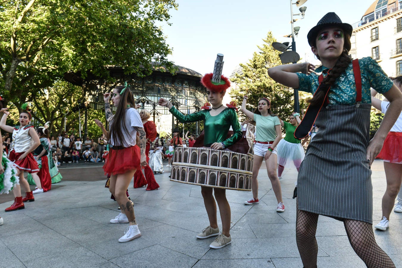 Este viernes ha comenzado una nueva edición del festial Olatu Talka que llena las calles de San Sebastián de actividades y eventos para todos los públicos