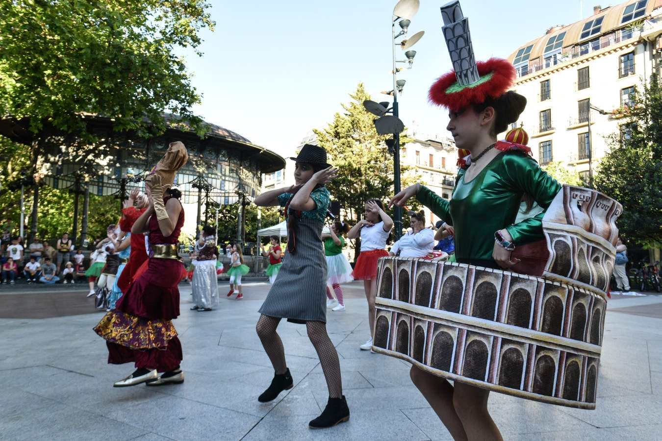Este viernes ha comenzado una nueva edición del festial Olatu Talka que llena las calles de San Sebastián de actividades y eventos para todos los públicos