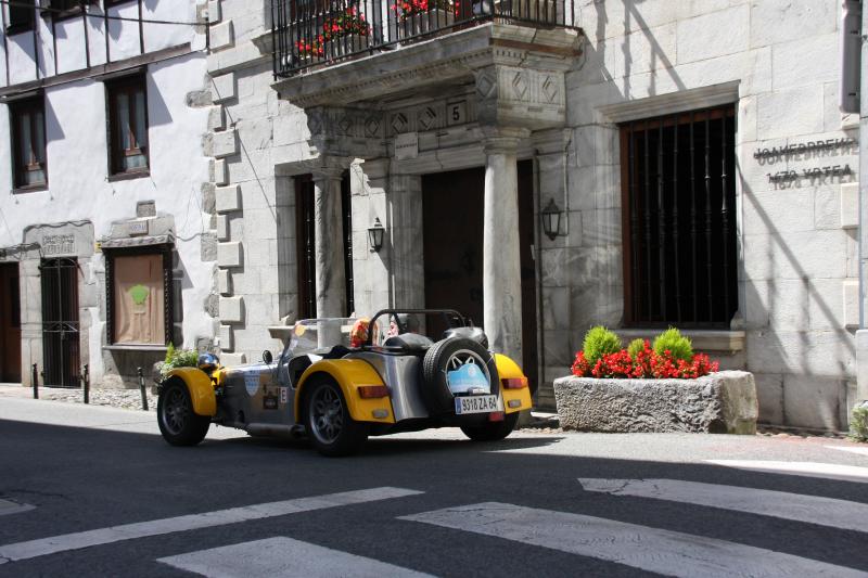 Un total de 90 vehículos clásicos y deportivos de alta gama toman parte este sábado en el rally de San Sebastian Circuit Spirit.