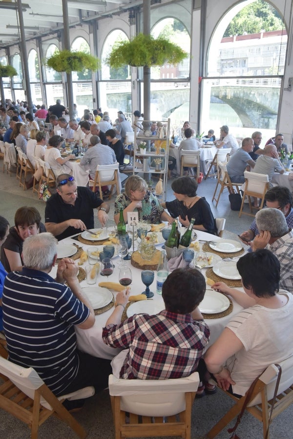 La Feria de Tolosa ha vuelto a la localidad con la SIdra y el Besugo como protagonistas. Así decenas de comensales han podido disfrutar del mejor menú con un tiempo inmejorable.