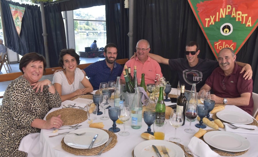 La Feria de Tolosa ha vuelto a la localidad con la SIdra y el Besugo como protagonistas. Así decenas de comensales han podido disfrutar del mejor menú con un tiempo inmejorable.