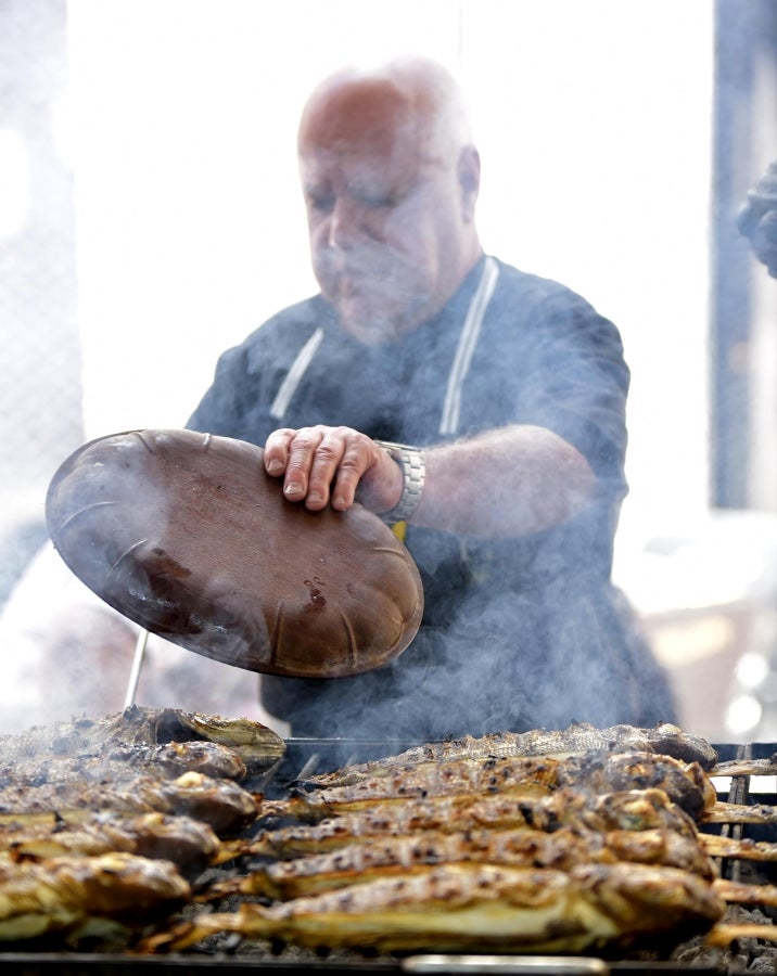 La Feria de Tolosa ha vuelto a la localidad con la SIdra y el Besugo como protagonistas. Así decenas de comensales han podido disfrutar del mejor menú con un tiempo inmejorable.