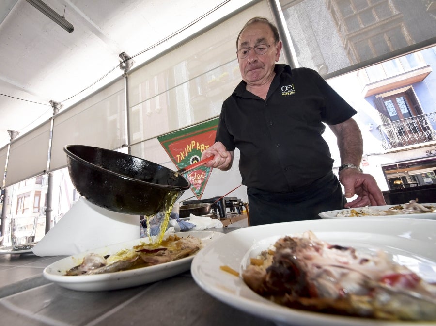 La Feria de Tolosa ha vuelto a la localidad con la SIdra y el Besugo como protagonistas. Así decenas de comensales han podido disfrutar del mejor menú con un tiempo inmejorable.