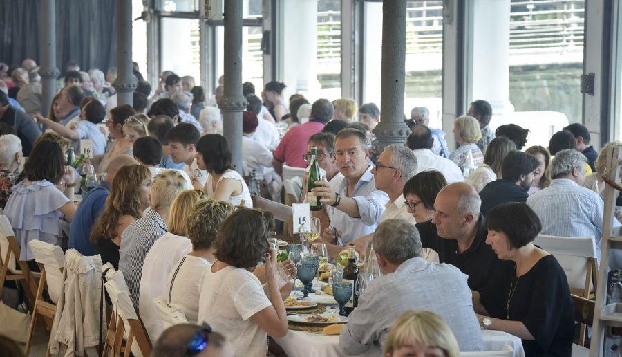 La Feria de Tolosa ha vuelto a la localidad con la SIdra y el Besugo como protagonistas. Así decenas de comensales han podido disfrutar del mejor menú con un tiempo inmejorable.