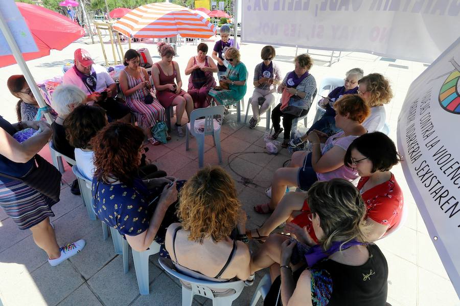 El festival ciudadano Olatu Talka ha comenzado a celebrar su décima edición con un abigarrado programa de actividades culturales y lúdicas orientadas primordialmente a la concienciación sobre valores ecológicos y el respeto al medio ambiente. Un programa que incluye más de 200 actos hasta el domingo y en el que asociaciones y entidades de todo tipo muestran en la calle su quehacer cultural. Este año se ha acentuado la descentralización de las actividades y aumentan las que se desarrollarán en los barrios.