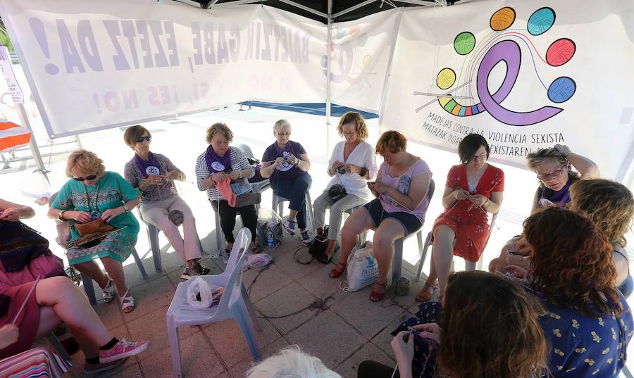 El festival ciudadano Olatu Talka ha comenzado a celebrar su décima edición con un abigarrado programa de actividades culturales y lúdicas orientadas primordialmente a la concienciación sobre valores ecológicos y el respeto al medio ambiente. Un programa que incluye más de 200 actos hasta el domingo y en el que asociaciones y entidades de todo tipo muestran en la calle su quehacer cultural. Este año se ha acentuado la descentralización de las actividades y aumentan las que se desarrollarán en los barrios.