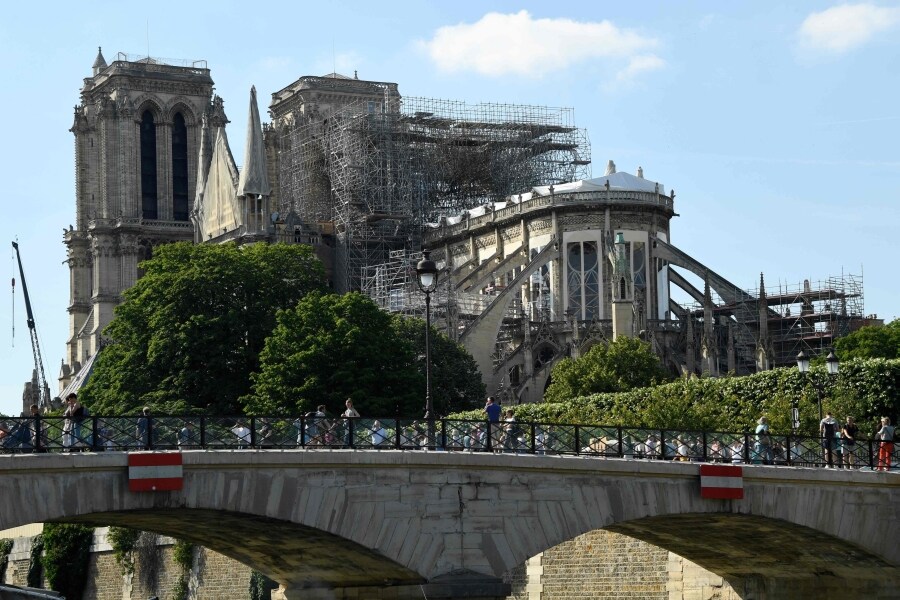 Poco más de un mes después del incendio, Notre Dame levanta cabeza. Decenas de miles de personas se han volcado con el corazón de París y con las inminentes obras que tratarán de recuperarlo. Los trabajos de restauración y conservación siguen desarrollándose y hacen que la catedral siga en pie.