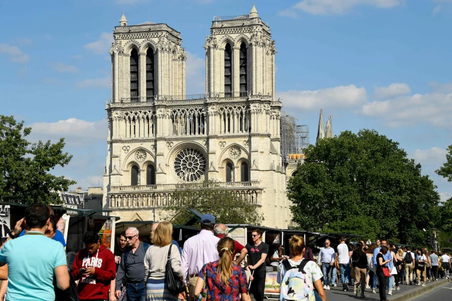 Poco más de un mes después del incendio, Notre Dame levanta cabeza. Decenas de miles de personas se han volcado con el corazón de París y con las inminentes obras que tratarán de recuperarlo. Los trabajos de restauración y conservación siguen desarrollándose y hacen que la catedral siga en pie.