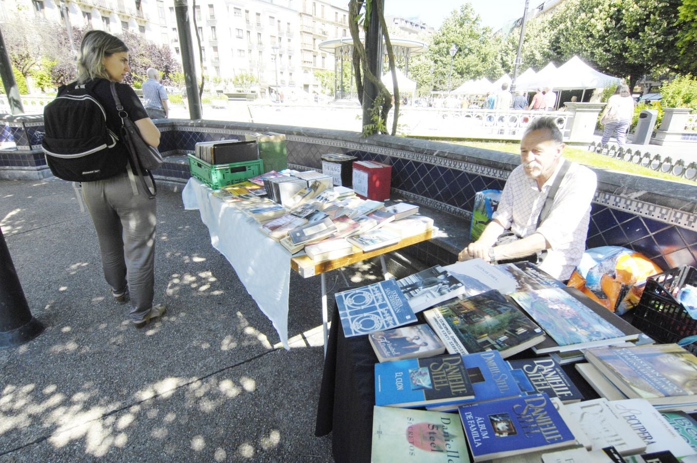 El festival ciudadano Olatu Talka ha comenzado a celebrar su décima edición con un abigarrado programa de actividades culturales y lúdicas orientadas primordialmente a la concienciación sobre valores ecológicos y el respeto al medio ambiente. Un programa que incluye más de 200 actos hasta el domingo y en el que asociaciones y entidades de todo tipo muestran en la calle su quehacer cultural. Este año se ha acentuado la descentralización de las actividades y aumentan las que se desarrollarán en los barrios.