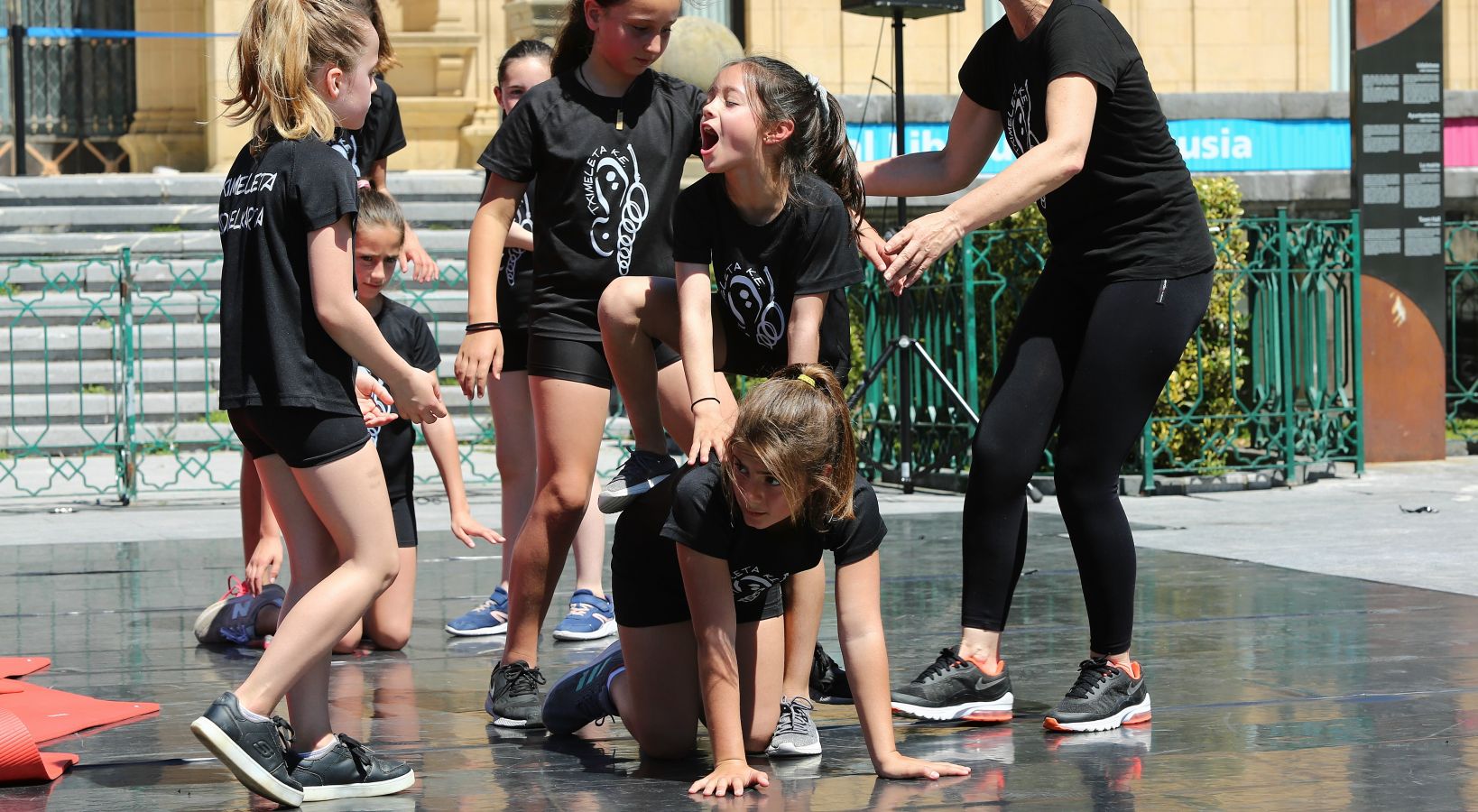 El festival ciudadano Olatu Talka ha comenzado a celebrar su décima edición con un abigarrado programa de actividades culturales y lúdicas orientadas primordialmente a la concienciación sobre valores ecológicos y el respeto al medio ambiente. Un programa que incluye más de 200 actos hasta el domingo y en el que asociaciones y entidades de todo tipo muestran en la calle su quehacer cultural. Este año se ha acentuado la descentralización de las actividades y aumentan las que se desarrollarán en los barrios.