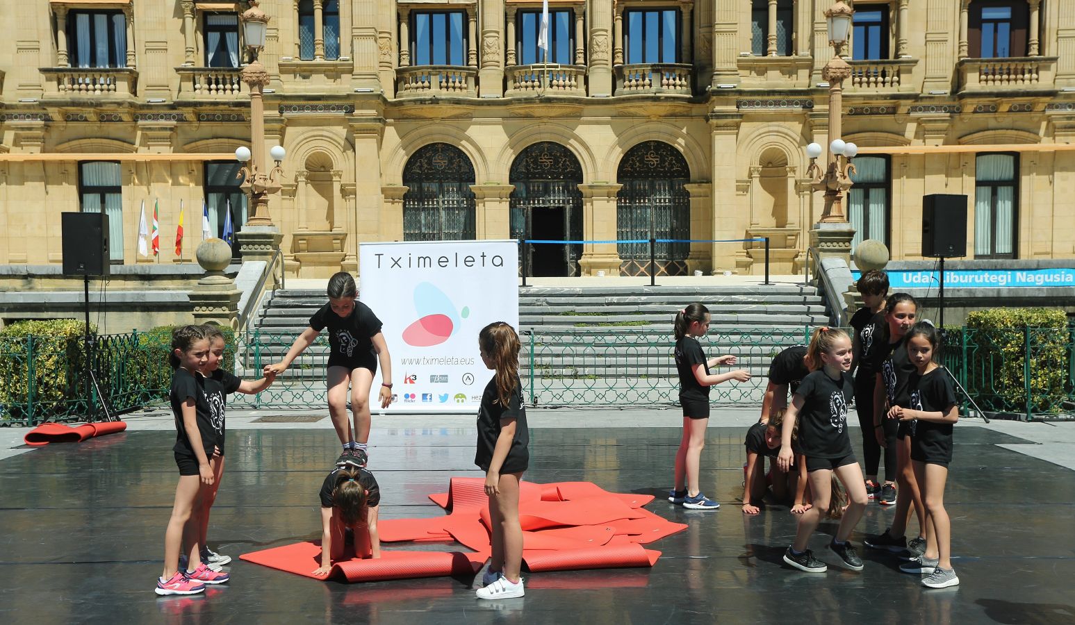 El festival ciudadano Olatu Talka ha comenzado a celebrar su décima edición con un abigarrado programa de actividades culturales y lúdicas orientadas primordialmente a la concienciación sobre valores ecológicos y el respeto al medio ambiente. Un programa que incluye más de 200 actos hasta el domingo y en el que asociaciones y entidades de todo tipo muestran en la calle su quehacer cultural. Este año se ha acentuado la descentralización de las actividades y aumentan las que se desarrollarán en los barrios.