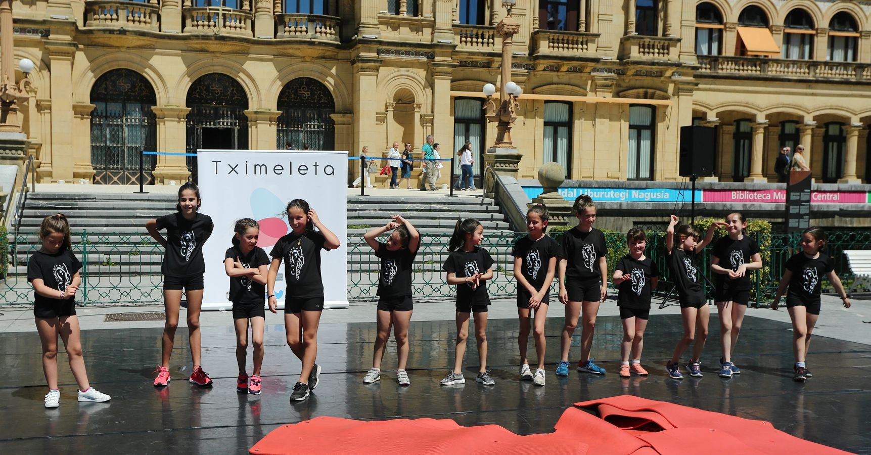 El festival ciudadano Olatu Talka ha comenzado a celebrar su décima edición con un abigarrado programa de actividades culturales y lúdicas orientadas primordialmente a la concienciación sobre valores ecológicos y el respeto al medio ambiente. Un programa que incluye más de 200 actos hasta el domingo y en el que asociaciones y entidades de todo tipo muestran en la calle su quehacer cultural. Este año se ha acentuado la descentralización de las actividades y aumentan las que se desarrollarán en los barrios.