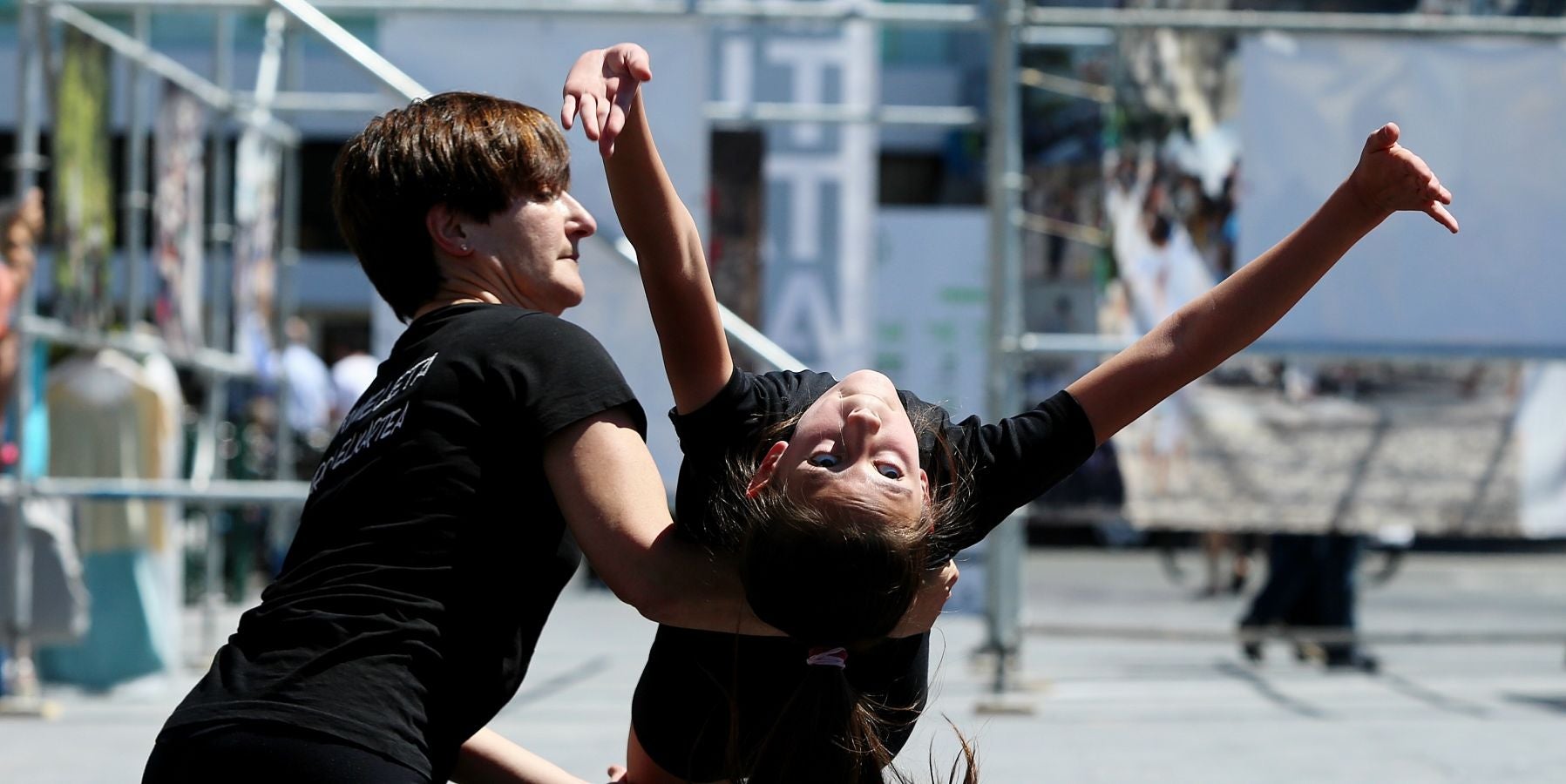El festival ciudadano Olatu Talka ha comenzado a celebrar su décima edición con un abigarrado programa de actividades culturales y lúdicas orientadas primordialmente a la concienciación sobre valores ecológicos y el respeto al medio ambiente. Un programa que incluye más de 200 actos hasta el domingo y en el que asociaciones y entidades de todo tipo muestran en la calle su quehacer cultural. Este año se ha acentuado la descentralización de las actividades y aumentan las que se desarrollarán en los barrios.