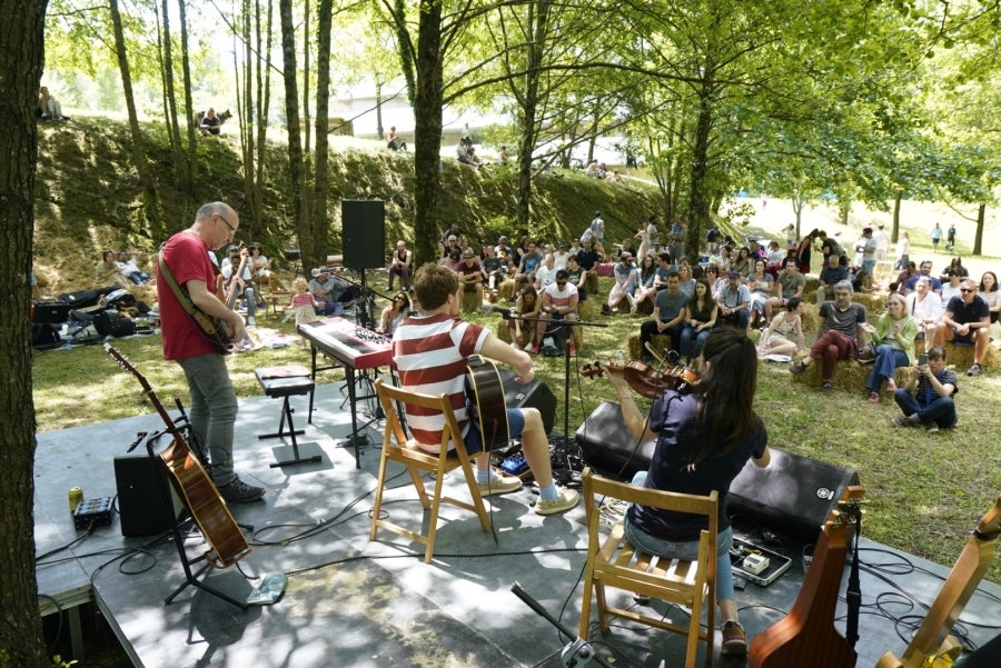 Basoka, el minifestival musical que todos los años se celebra entre los árboles del bosque de Miramón, se ha convertido en una de las citas ineludibles de Olatu Talka. Esta vez Basoka recupera su formato habitual con funciones con un marcado color folkie, 