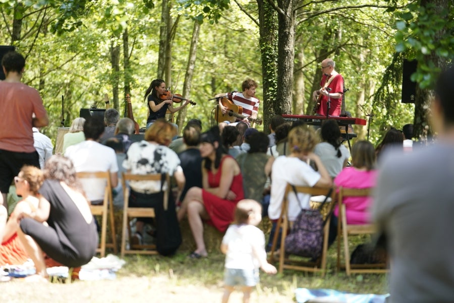 Basoka, el minifestival musical que todos los años se celebra entre los árboles del bosque de Miramón, se ha convertido en una de las citas ineludibles de Olatu Talka. Esta vez Basoka recupera su formato habitual con funciones con un marcado color folkie, 