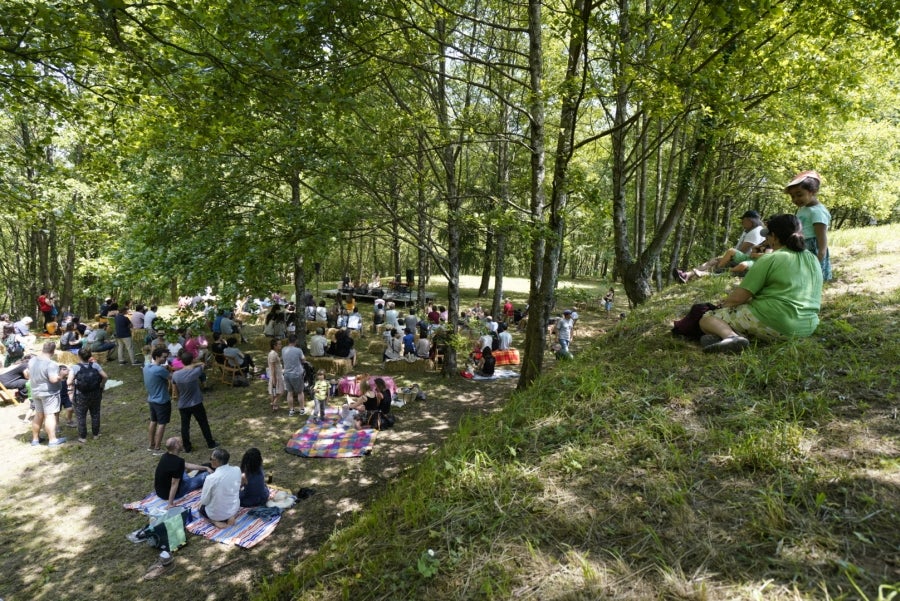 Basoka, el minifestival musical que todos los años se celebra entre los árboles del bosque de Miramón, se ha convertido en una de las citas ineludibles de Olatu Talka. Esta vez Basoka recupera su formato habitual con funciones con un marcado color folkie, 