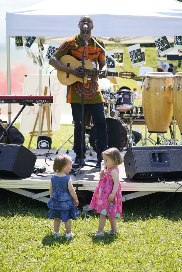 Basoka, el minifestival musical que todos los años se celebra entre los árboles del bosque de Miramón, se ha convertido en una de las citas ineludibles de Olatu Talka. Esta vez Basoka recupera su formato habitual con funciones con un marcado color folkie, 