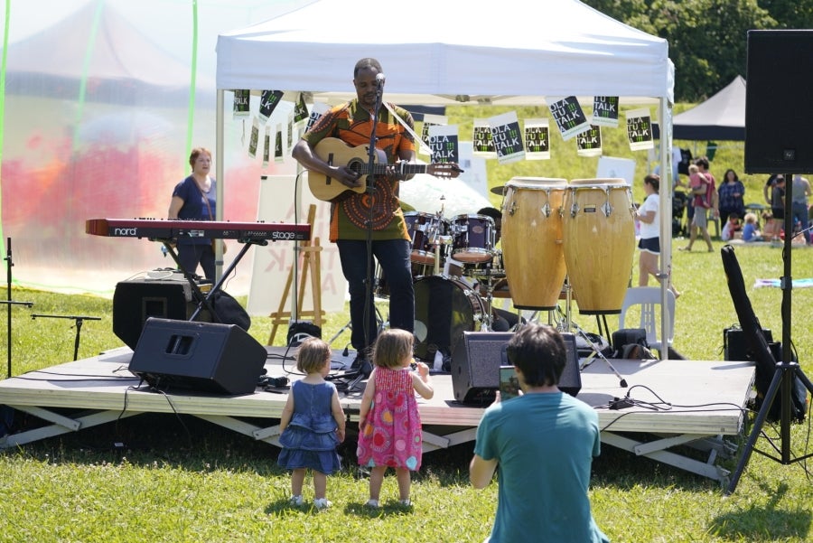 Basoka, el minifestival musical que todos los años se celebra entre los árboles del bosque de Miramón, se ha convertido en una de las citas ineludibles de Olatu Talka. Esta vez Basoka recupera su formato habitual con funciones con un marcado color folkie, 