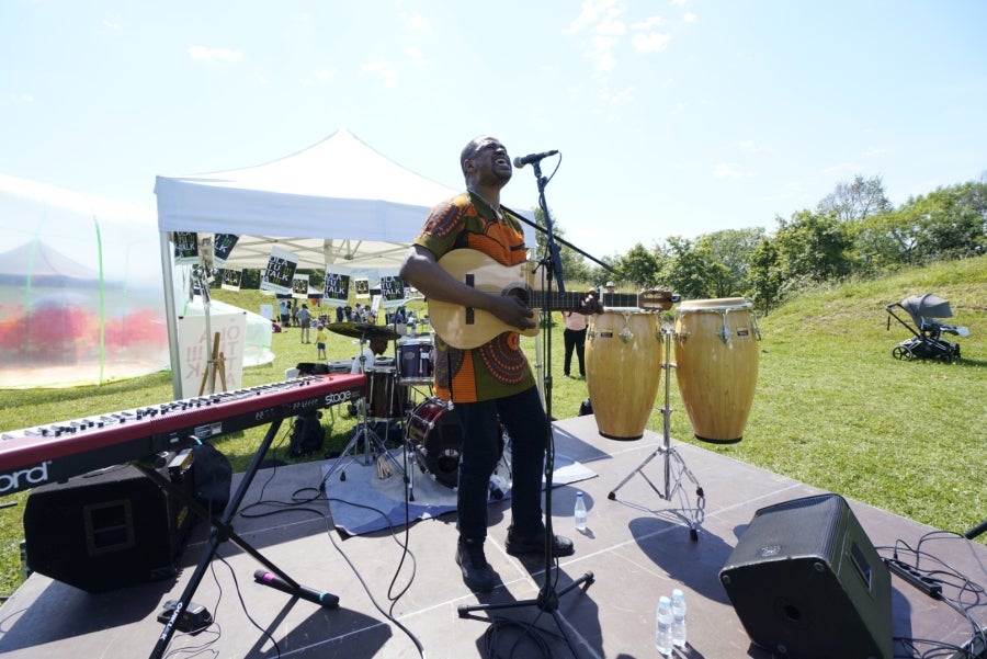 Basoka, el minifestival musical que todos los años se celebra entre los árboles del bosque de Miramón, se ha convertido en una de las citas ineludibles de Olatu Talka. Esta vez Basoka recupera su formato habitual con funciones con un marcado color folkie, 