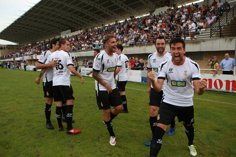 Los irundarras se impusieron por 2-0 al Jumilla para certificar la permanencia en 2ª B una temparada más