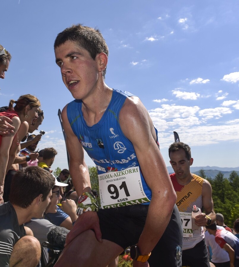 Zegama - Aizkorri ha recibido la visita de cientos de participantes y curiosos que han decidido disfrutar del buen tiempo con el mejor deporte al aire libre. 