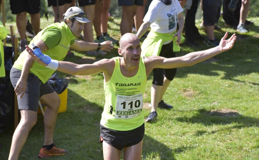 Zegama - Aizkorri ha recibido la visita de cientos de participantes y curiosos que han decidido disfrutar del buen tiempo con el mejor deporte al aire libre. 