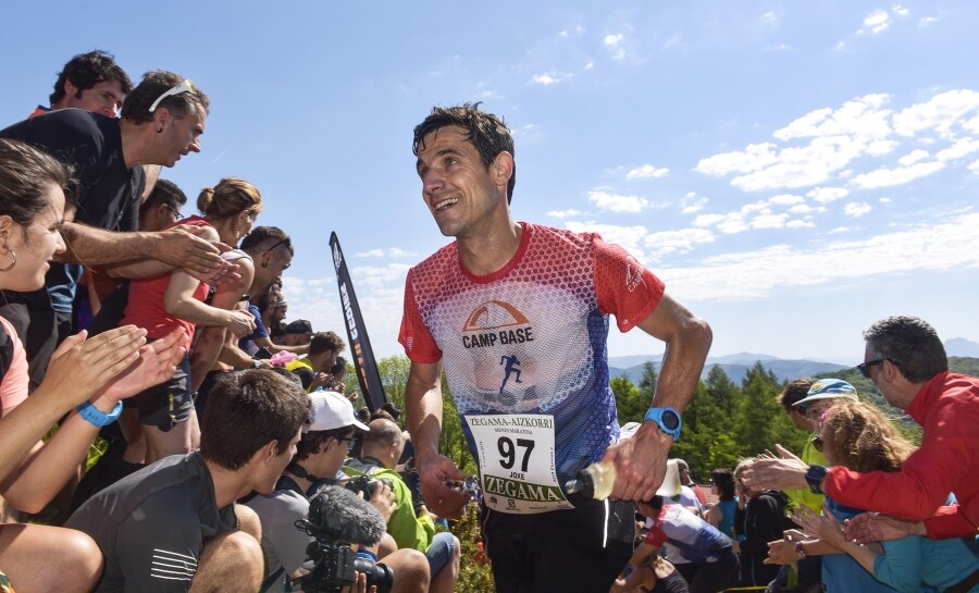 Zegama - Aizkorri ha recibido la visita de cientos de participantes y curiosos que han decidido disfrutar del buen tiempo con el mejor deporte al aire libre. 