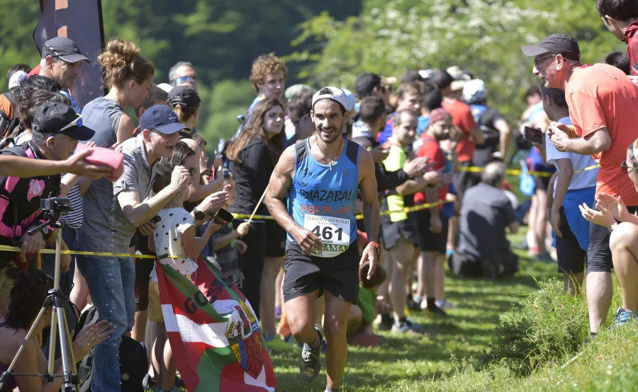 Zegama - Aizkorri ha recibido la visita de cientos de participantes y curiosos que han decidido disfrutar del buen tiempo con el mejor deporte al aire libre. 