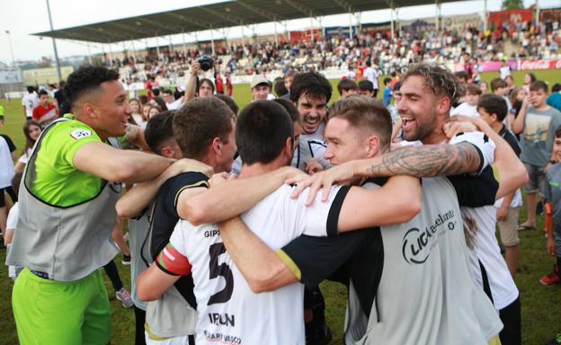 Celebración de los jugadores del Real Unión tras el partido en Gal. 