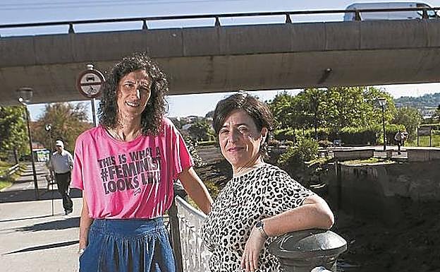 Helga Massetani y María José Noain, ganadoras de una de las becas Ribera, junto al río Bidasoa a su paso por la calle Santiago. 