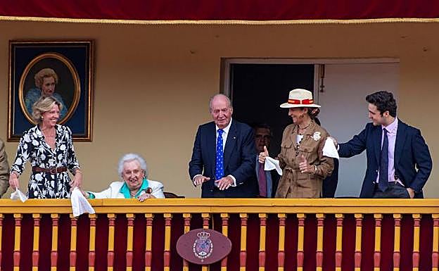El Rey, en el palco real con su sobrina Simoneta Gómez-Acebo, su hermana Pilar, su hija Elena y su nieto Froilán. 