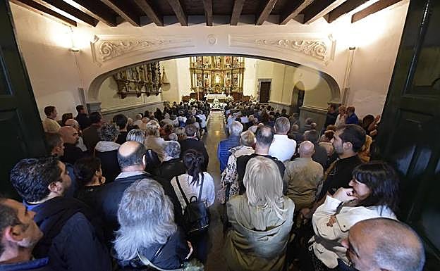 Imagen principal - Ibarra despide a los dos hermanos ahogados en Jaizkibel en un emotivo funeral