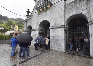 Imagen secundaria 1 - Ibarra despide a los dos hermanos ahogados en Jaizkibel en un emotivo funeral