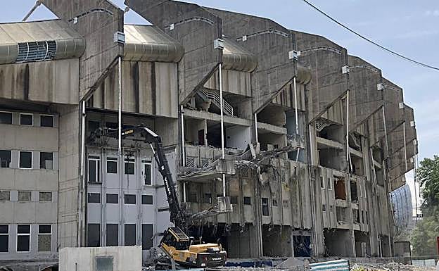 La Tribuna Principal de Anoeta, sin escaleras de acceso. 