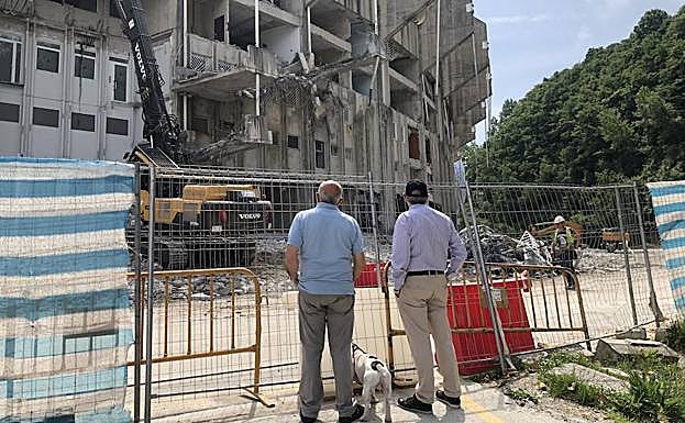 Imagen principal - 1) Son muchos los curiosos que a diario se acercan a ver las obras de Anoeta. 2) Los accesos y las escaleras señaladas con una elipse. 3) En el córner noroeste se ubicarán las oficinas del club.