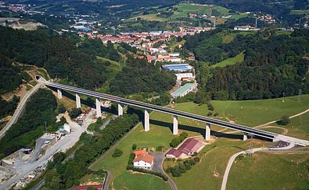 Viaducto en el tramo Hernialde-Zizurkil, uno de los dos terminados