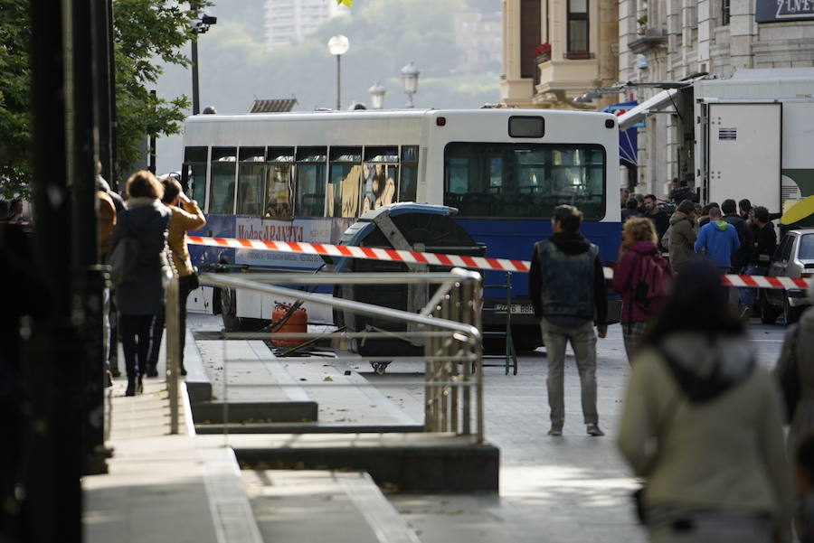 El Boulevard de San Sebastián ha sido escenario de una recreación de la violencia en los 90 en la ciudad, dentro del rodaje de la serie 'Patria'.